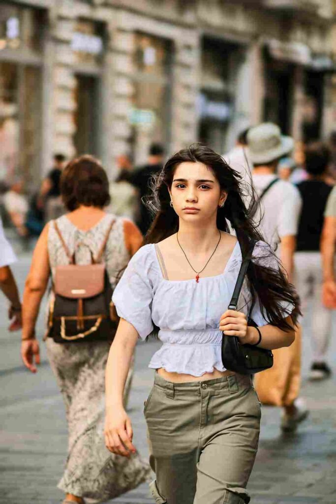 comfortable everyday travel outfit for women with t-shirt jeans and sneakers for sightseeing