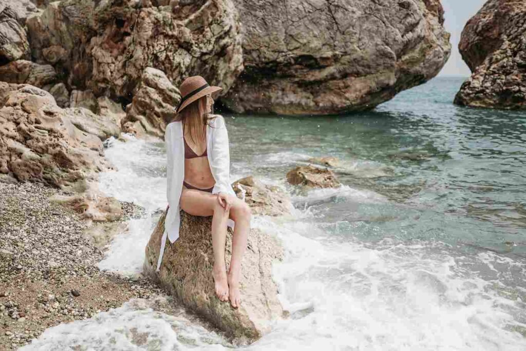 women beach vacation outfit stylish summer look with accessories