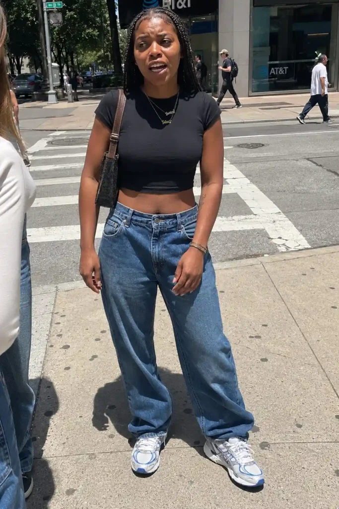 Baggy jeans with a fitted crop top