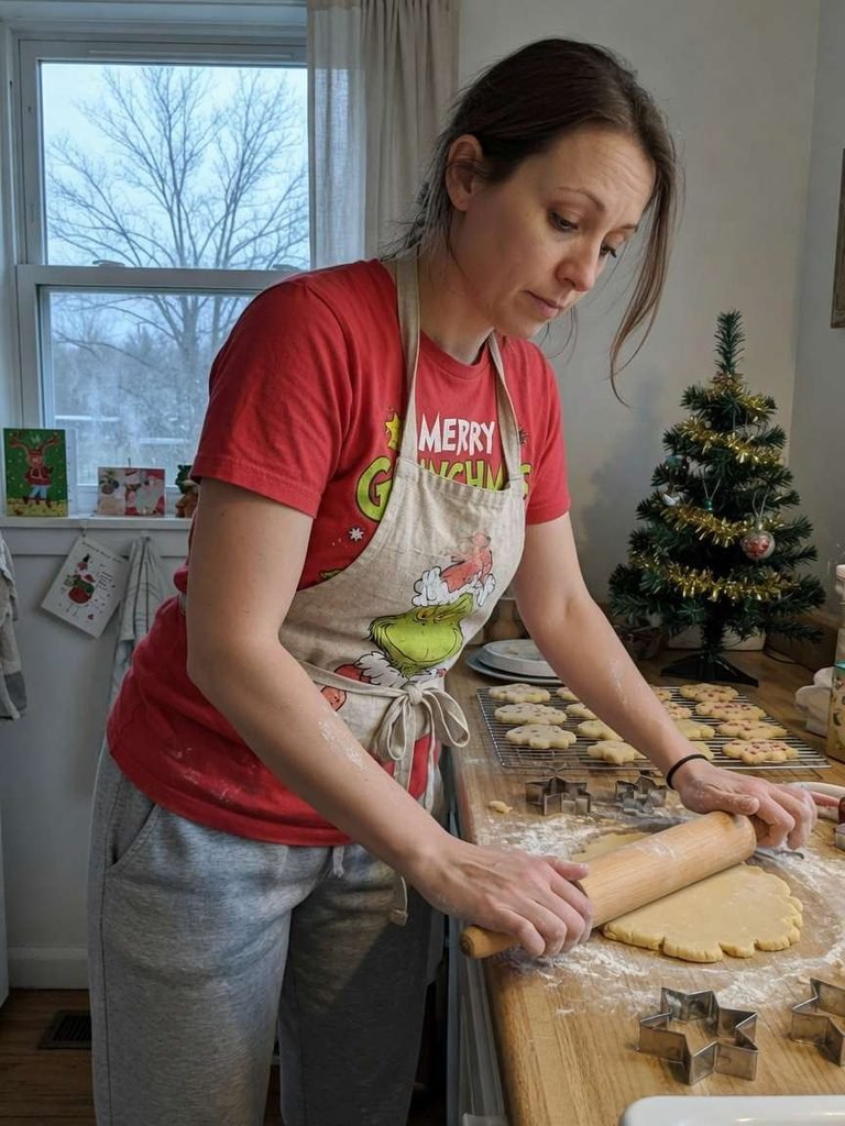 Cookie-baking tee