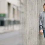 gray sweatshirt and jeans outfit ideas